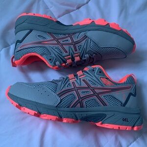 Oasis Gel - Venture 8 Women Sneakers in Grey and Coral size 6